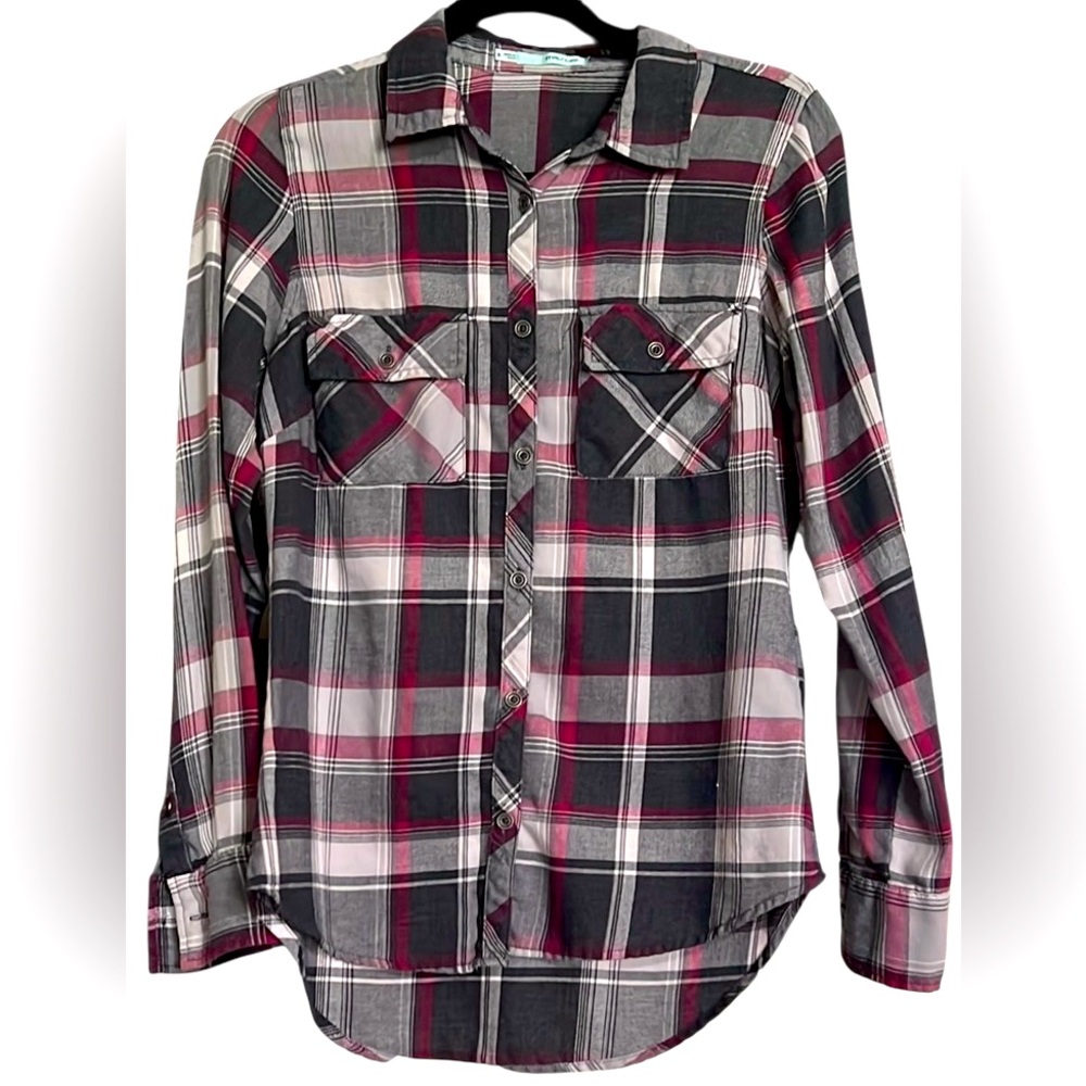MAURICES Gray/Pink/White Plaid Button Down Double Pocket Shirt, Size Small, GUC.